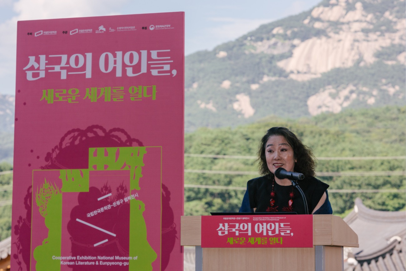1. 개막 인사하는 문정희 관장.jpg